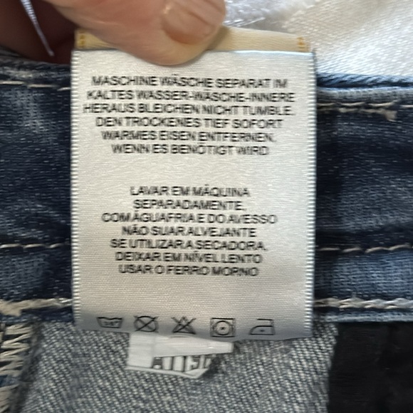 Miss Me Jean capris. Medium wash low rise Size 25 - Picture 9 of 10